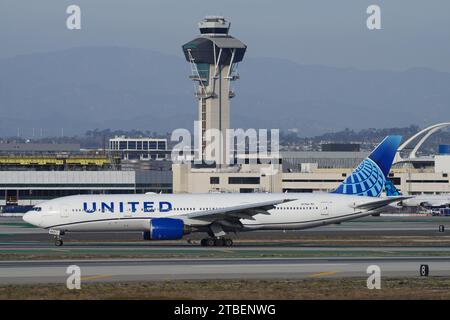 Un Boeing 777-222 de United Airlines immatriculé N771UA circulait à LAX, à l'aéroport international de Los Angeles. Banque D'Images