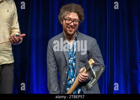 Passau, Allemagne. 07 décembre 2023. David Stockenreitner, artiste de cabaret autrichien, tient le ScharfrichterBeil. Le prix cabaret a été décerné pour la 40e fois à Passau. Il s’adresse aux artistes émergents et est l’un des prix de cabaret les plus prestigieux du monde germanophone. Crédit : Armin Weigel/dpa/Alamy Live News Banque D'Images