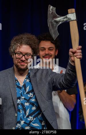 Passau, Allemagne. 07 décembre 2023. David Stockenreitner détient le ScharfrichterBeil. Le prix cabaret a été décerné pour la 40e fois à Passau. Il s’adresse aux artistes émergents et est l’un des prix de cabaret les plus prestigieux du monde germanophone. Crédit : Armin Weigel/dpa/Alamy Live News Banque D'Images