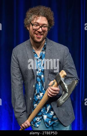 Passau, Allemagne. 07 décembre 2023. David Stockenreitner détient le ScharfrichterBeil. Le prix cabaret a été décerné pour la 40e fois à Passau. Il s’adresse aux artistes émergents et est l’un des prix de cabaret les plus prestigieux du monde germanophone. Crédit : Armin Weigel/dpa/Alamy Live News Banque D'Images