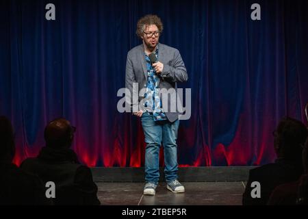 Passau, Allemagne. 07 décembre 2023. David Stockenreitner, artiste de cabaret autrichien et lauréat du ScharfrichterBeil, intervient sur scène. Le prix cabaret a été décerné pour la 40e fois à Passau. Il s’adresse aux artistes émergents et est l’un des prix de cabaret les plus prestigieux du monde germanophone. Crédit : Armin Weigel/dpa/Alamy Live News Banque D'Images