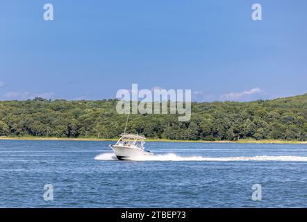 petit bateau à moteur hors-bord en cours au large de l'île d'abri, ny Banque D'Images