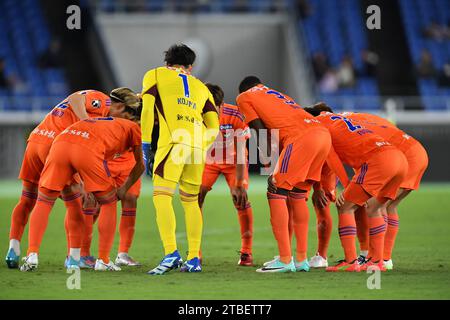 Kanagawa, Japon. 24 novembre 2023. Les joueurs de l'Albirex Niigata se bloquent avant la seconde mi-temps lors du match de la J1 League 2023 entre les Yokohama FMarinos 0-0 Albirex Niigata au Nissan Stadium de Kanagawa, Japon, le 24 novembre 2023. Crédit : AFLO/Alamy Live News Banque D'Images
