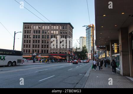 Vancouver, CANADA - sept. 29 2023 : paysage urbain de la rue W Cordova près de Waterfront Station. Banque D'Images