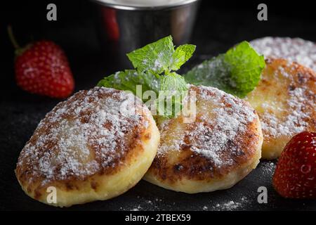 Crêpes au fromage cottage à la menthe et créamontal aigre Banque D'Images