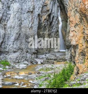 Muddy Creek Canyon et tombe le long de la rocky mountain/près de bynum, Montana Banque D'Images