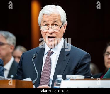 Washington, États-Unis. 06 décembre 2023. Jamie Dimon, président-directeur général de JPMorgan Chase & Co., s'exprimant lors d'une audience du comité sénatorial des banques, du logement et des affaires urbaines au Capitole des États-Unis. Crédit : SOPA Images Limited/Alamy Live News Banque D'Images