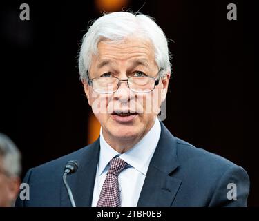 Washington, États-Unis. 06 décembre 2023. Jamie Dimon, président-directeur général de JPMorgan Chase & Co., s'exprimant lors d'une audience du comité sénatorial des banques, du logement et des affaires urbaines au Capitole des États-Unis. Crédit : SOPA Images Limited/Alamy Live News Banque D'Images