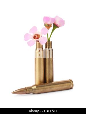 Cartouches et balles avec de belles fleurs isolées sur blanc Banque D'Images