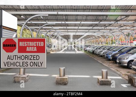 Signez avec le texte véhicules autorisés dans les zones réglementées seulement sur la borne près du stationnement extérieur Banque D'Images