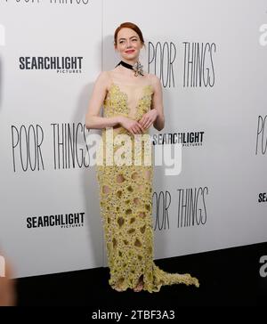 New York, États-Unis. 06 décembre 2023. Emma Stone arrive sur le tapis rouge lors de la première de Poor Things au DGA Theater le 6 décembre 2023 à New York. Photo de John Angelillo/UPI crédit : UPI/Alamy Live News Banque D'Images