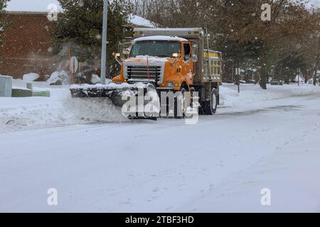 Le camion chasse-neige enlève la neige de la zone résidentielle en cas de fortes chutes de neige Banque D'Images