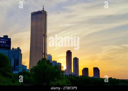 Une photo du bâtiment de 63 dans le parc Yeouido Hangang à Séoul, Corée du Sud. Banque D'Images