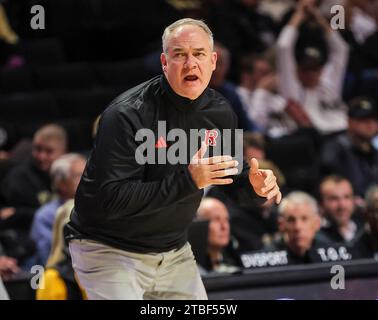 6 décembre 2023 : Steve Pikiell est l'entraîneur-chef du basket-ball. Match de basket-ball NCAA entre l'Université Rutgers et l'Université Wake Forest au Lawrence Joel Veterans Memorial Coliseum, Winston Salem. Caroline du Nord. David Beach/CSM Banque D'Images