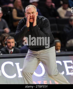 6 décembre 2023 : Steve Pikiell est l'entraîneur-chef du basket-ball. Match de basket-ball NCAA entre l'Université Rutgers et l'Université Wake Forest au Lawrence Joel Veterans Memorial Coliseum, Winston Salem. Caroline du Nord. David Beach/CSM Banque D'Images