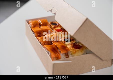 Boîte artisanale avec des rouleaux sur une table blanche. Banque D'Images