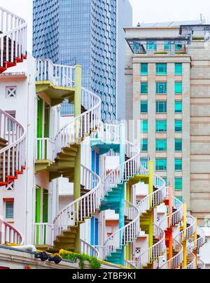 Escaliers en colimaçon colorés sur Rochor Road vu de Queen Street dans le quartier du marché de Bugis Street à Singapour. Banque D'Images