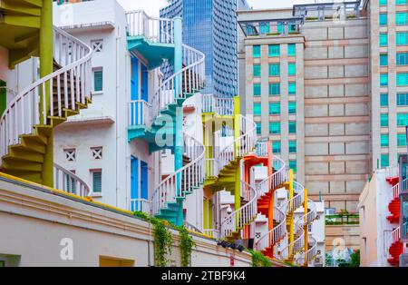 Escaliers en colimaçon colorés sur Rochor Road vu de Queen Street dans le quartier du marché de Bugis Street à Singapour. Banque D'Images