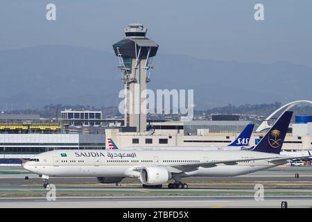 Le Boeing 777-300ER de Saudi Arabian Airlines immatriculé HZ-AK38 circulait à LAX, à l'aéroport international de Los Angeles. Banque D'Images