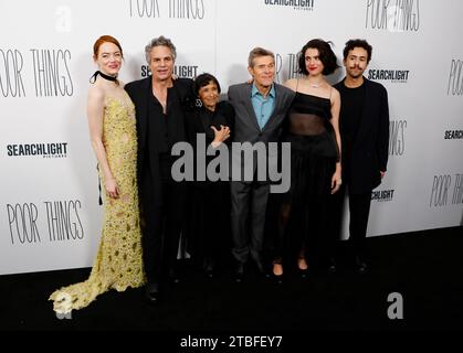 New York, États-Unis. 06 décembre 2023. Mark Ruffalo, Emma Stone, Kathryn Hunter, Willem Dafoe, Margaret Qualley et Ramy Youssef arrivent sur le tapis rouge lors de la première de Poor Things au DGA Theater le 6 décembre 2023 à New York. Photo de John Angelillo/UPI crédit : UPI/Alamy Live News Banque D'Images