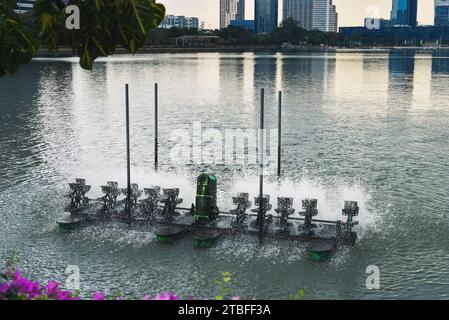 Turbines à eau (turbine hydraulique) pour augmenter l'oxygène et purifier un étang à poissons à Bangkok, Thaïlande Banque D'Images