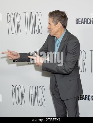 New York, États-Unis. 06 décembre 2023. Willem Dafoe arrive pour la première New-yorkaise de Poor Things au DGA New York Theater à New York, New York, le 6 décembre 2023. (Photo Gabriele Holtermann/Sipa USA) crédit : SIPA USA/Alamy Live News Banque D'Images