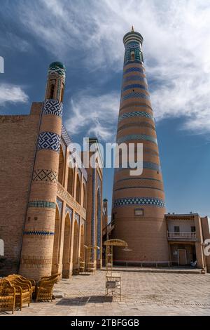 Vieille ville de Khiva au lever du soleil avec Islam Khoja Minaret en arrière-plan, Ouzbékistan. Ciel bleu avec espace de copie pour le texte Banque D'Images