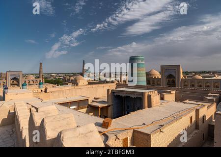 Porte ouest, porte père, ichon qala, Khiva, Ouzbékistan. Photo de coucher de soleil prise depuis le mur de la ville Banque D'Images