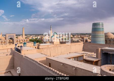 Vue sur la ligne d'horizon de l'ancienne ville de Khiva au coucher du soleil, Ouzbékistan. Ciel dramatique avec espace de copie pour le texte Banque D'Images