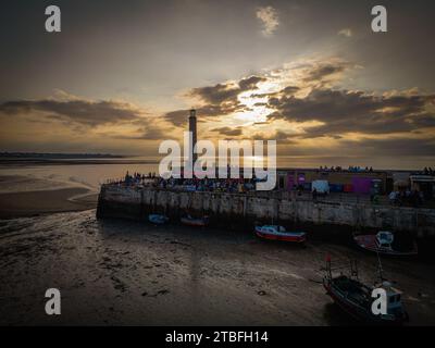 Beau paysage de Margate Harbour dans le Kent, Angleterre au coucher du soleil, avec ciel coloré et reflet du soleil dans les eaux calmes du port Banque D'Images