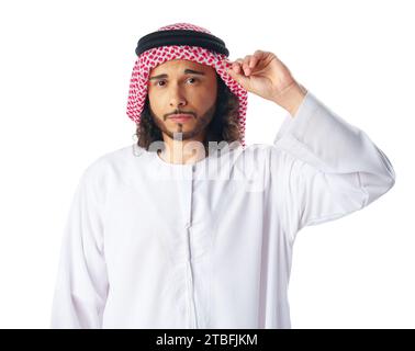 Portrait d'un jeune homme arabe portant une robe traditionnelle du Moyen-Orient thobe isolé sur blanc Banque D'Images