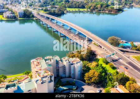Double Iron Cove Bridge sur la rivière Parramatta dans Inner West Sydney - vue aérienne de l'échangeur Rozelle sur Victoria Road. Banque D'Images