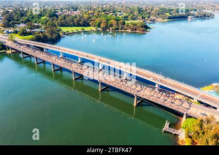 Double Iron Cove Bridge sur la rivière Parramatta à Sydney - vue aérienne de l'échangeur Rozelle sur Victoria Road. Banque D'Images