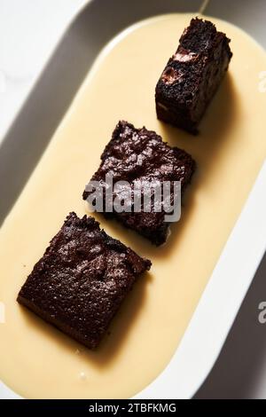 Brownies au lait condensé. Les brownies sont fabriquées à partir de lait condensé, de cacao et de beurre. Avec des pépites de chocolat. Banque D'Images