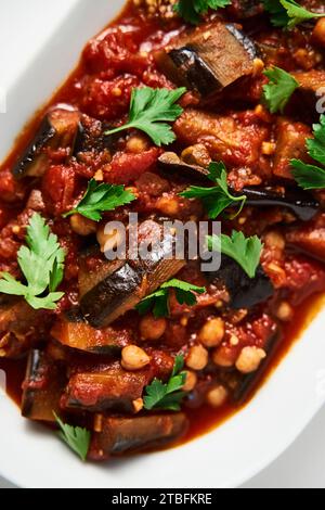 Maghmour ou moussaka libanaise. Plat à base d'aubergines cuites ou frites avec épices, pois chiches et sauce tomate. Les aubergines sont cuites dans de la sauce tomate Banque D'Images