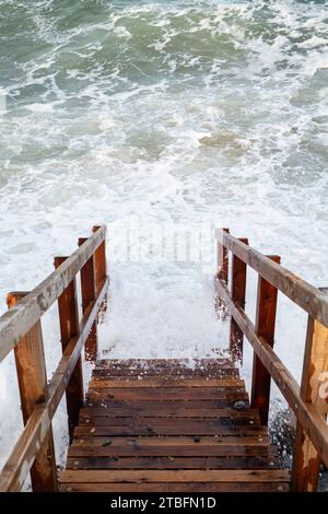 Marches en bois menant à la plage de Findhorn à marée haute. Morayshire, Écosse Banque D'Images