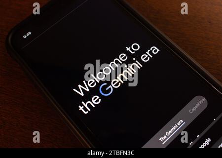 Site Web Google Gemini vu dans un écran iPhone. Gemini est le modèle d'IA de nouvelle génération, le plus grand et le plus performant de Google Banque D'Images