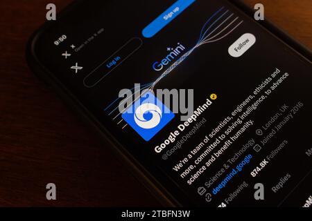 Vancouver, CANADA - décembre 6 2023 : compte Google DeepMind X vu sur un écran iPhone. Banque D'Images