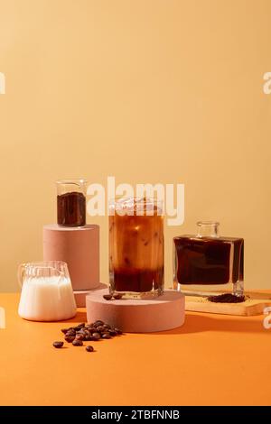 Le café au lait, le café noir, le café en poudre et le lait sont stockés dans des verres. Le café peut réduire le risque de diabète de type deux. Copier l'espace pour la publicité. Banque D'Images