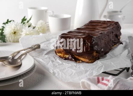 Cheesecake Lviv, un dessert ukrainien traditionnel avec raisins secs, enrobé de glaçage au chocolat. Banque D'Images