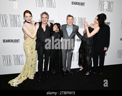 Emma Stone, de gauche à droite, Mark Ruffalo, Kathryn Hunter, Willem Dafoe, Margaret Qualley et Ramy Youssef assistent à la première de Poor Things au DGA New York Theater le mercredi 6 décembre 2023 à New York. (Photo de Evan Agostini/Invision/AP) Banque D'Images