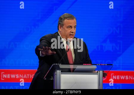 Chris Christie, candidat républicain à la présidence, ancien gouverneur du New Jersey, s’exprime lors d’un débat présidentiel républicain organisé par NewsNation le mercredi 6 décembre 2023, au Moody Music Hall de l’Université de l’Alabama à Tuscaloosa, en Alabama. (Photo de la PB/Gerald Herbert) Banque D'Images