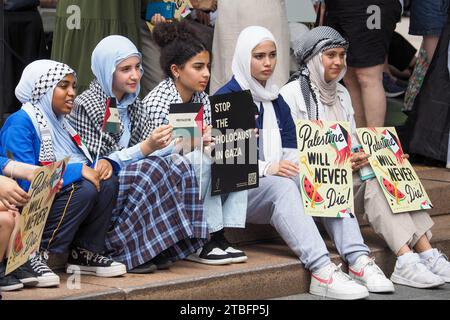 Australie, Canberra, 7 décembre 2023. Grève scolaire pour la Palestine. Environ 200 étudiants et leurs partisans se rassemblent et défilent dans le centre de Canberra, en Australie, pour appeler à la fin des bombardements israéliens sur Gaza et pour une Palestine libre. Crédit : Leo Bild/Alamy Live News Banque D'Images