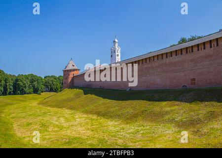 Novgorod Kremlin du 11e siècle, murs 14 cent, mur défensif, fossé Banque D'Images