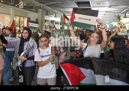 Australie, Canberra, 7 décembre 2023. Grève scolaire pour la Palestine. Environ 200 étudiants et leurs partisans se rassemblent et défilent dans le centre de Canberra, en Australie, pour appeler à la fin des bombardements israéliens sur Gaza et pour une Palestine libre. Crédit : Leo Bild/Alamy Live News Banque D'Images