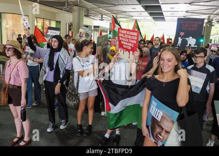 Australie, Canberra, 7 décembre 2023. Grève scolaire pour la Palestine. Environ 200 étudiants et leurs partisans se rassemblent et défilent dans le centre de Canberra, en Australie, pour appeler à la fin des bombardements israéliens sur Gaza et pour une Palestine libre. Crédit : Leo Bild/Alamy Live News Banque D'Images