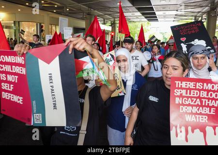 Australie, Canberra, 7 décembre 2023. Grève scolaire pour la Palestine. Environ 200 étudiants et leurs partisans se rassemblent et défilent dans le centre de Canberra, en Australie, pour appeler à la fin des bombardements israéliens sur Gaza et pour une Palestine libre. Crédit : Leo Bild/Alamy Live News Banque D'Images