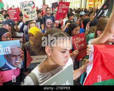 Australie, Canberra, 7 décembre 2023. Grève scolaire pour la Palestine. Environ 200 étudiants et leurs partisans se rassemblent et défilent dans le centre de Canberra, en Australie, pour appeler à la fin des bombardements israéliens sur Gaza et pour une Palestine libre. Crédit : Leo Bild/Alamy Live News Banque D'Images