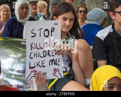 Australie, Canberra, 7 décembre 2023. Grève scolaire pour la Palestine. Environ 200 étudiants et leurs partisans se rassemblent et défilent dans le centre de Canberra, en Australie, pour appeler à la fin des bombardements israéliens sur Gaza et pour une Palestine libre. Crédit : Leo Bild/Alamy Live News Banque D'Images