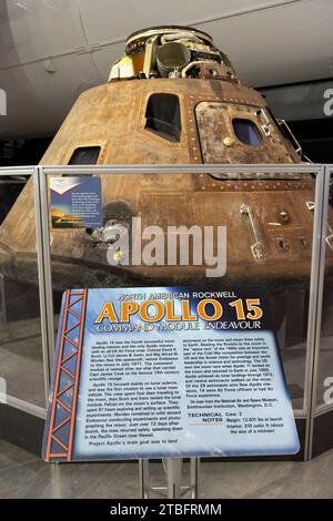 Une capsule spatiale brunie et calcinée se trouve derrière une rambarde et une plaque titrée Apollo 15, Endeavour, au musée de l'Air Force, Ohio. Banque D'Images